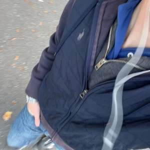 Mörkblå quiltad dunväst från Ralph Lauren - Snygg mörkblå quiltad dunväst från Ralph Lauren med dragkedja och diskret logga på bröstet. Västen har en klassisk passform och är perfekt att slänga över en hoodie eller tröja för en chill look. Storlek M men passar även S oxå.