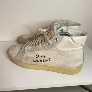 Saint Laurent sneakers - Snygga high top sneakers från Saint Laurent. Skorna har klassisk snörning och är en sällsynt modell. Tvättar man dom så kommer de att vara i topp skick. Storlek 42. Passar till allt! Lådan finns tyvärr inte kvar. Skriv om du har frågor 🙌