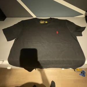 Ralph lauren Tshirt - Säljer min Ralph lauren T-shirt då den inte passade och kunde inte lämna tillbaks den pga bruten förpackning. Storlek small lite kort enligt mig(185 cm), helt ny bara provat den.
