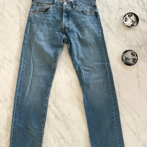 Levis 501 - Schyssta Levis 501 i storlek W28 L32. Schysst färg och passform. Otroligt bra skick.