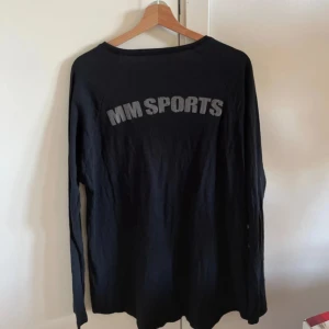 Träningströja herr - En herr träningströja från MM sports i strl L. Aldrig använd och därför i helt nytt skick!