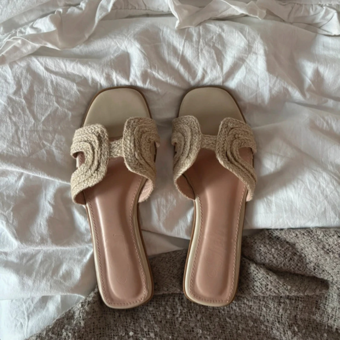 Beige sandaler med flätad detalj