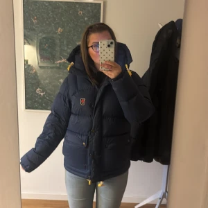 Mörkblå dunjacka från Fjällräven - INTRESSEKOLL. Inga defekter, köpte för 7499kr för två år sedan😇