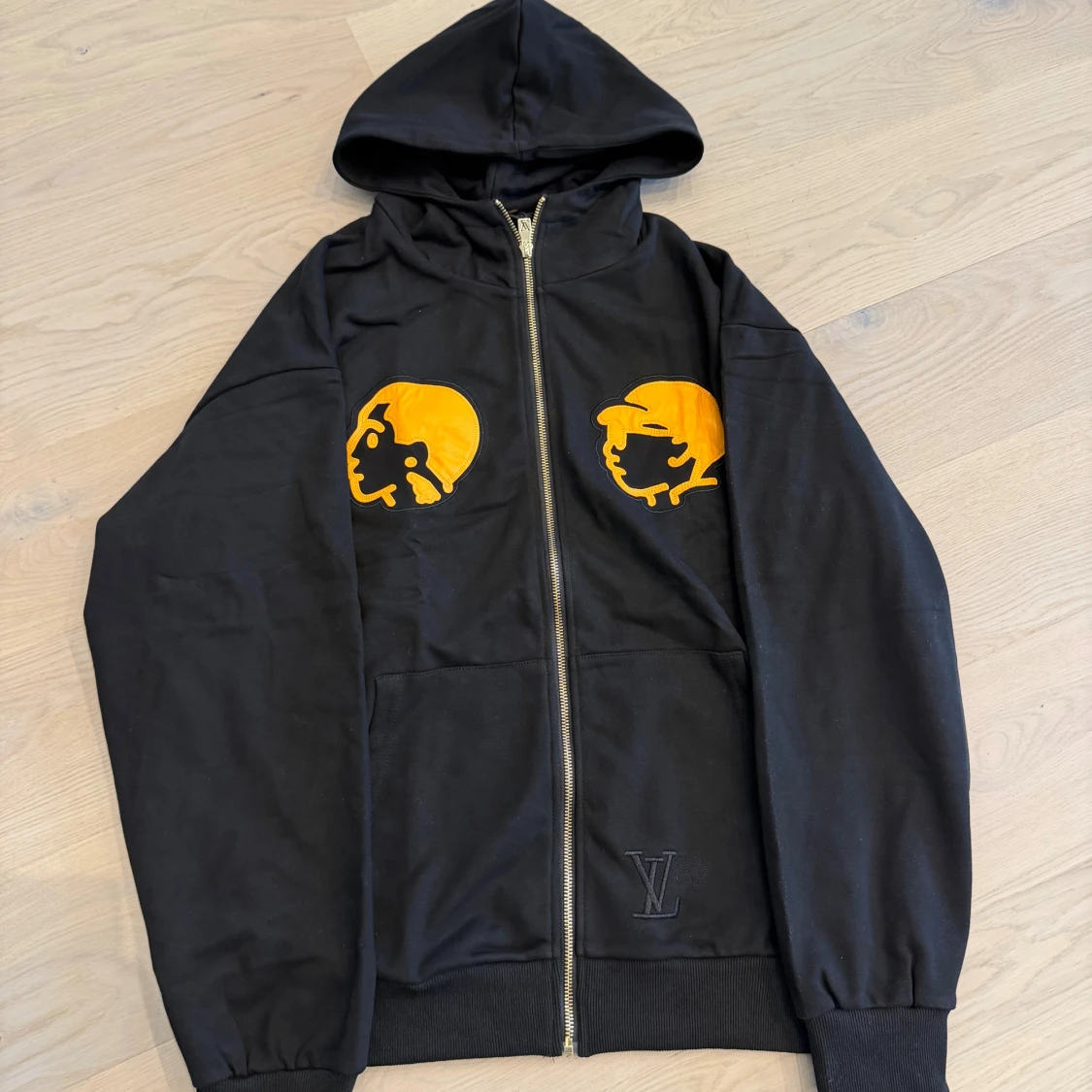 Svart Louis Vuitton hoodie med tryck