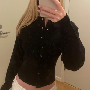 Svart kofta med knappar  - Säljer en svart figurnära kofta💕