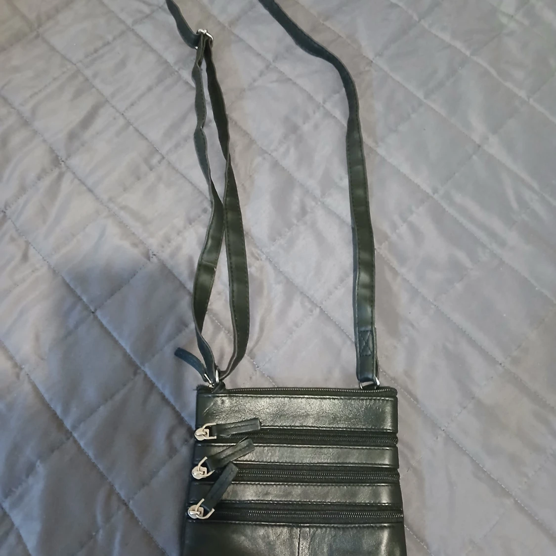 Svart axelväska i skinn med dragkedjor - 1