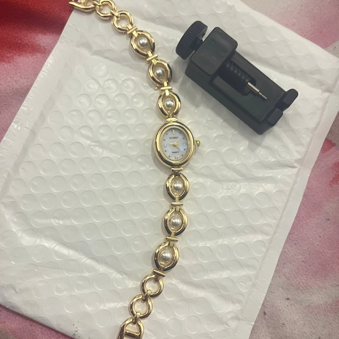 Guldig armbandsklocka med pärldetaljer - 3