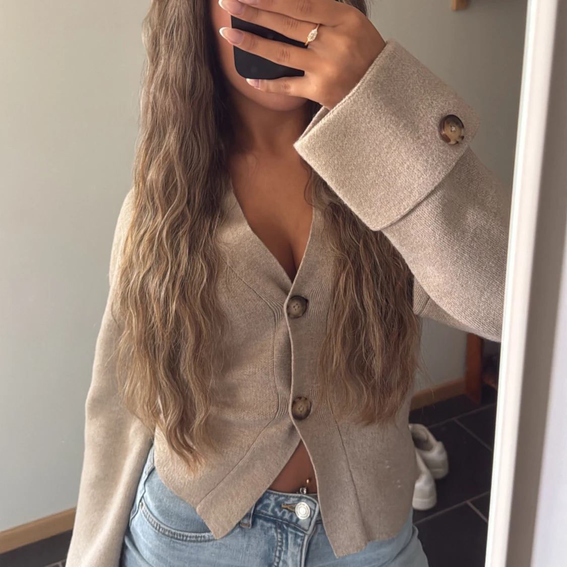 Beige stickad med stora knappar