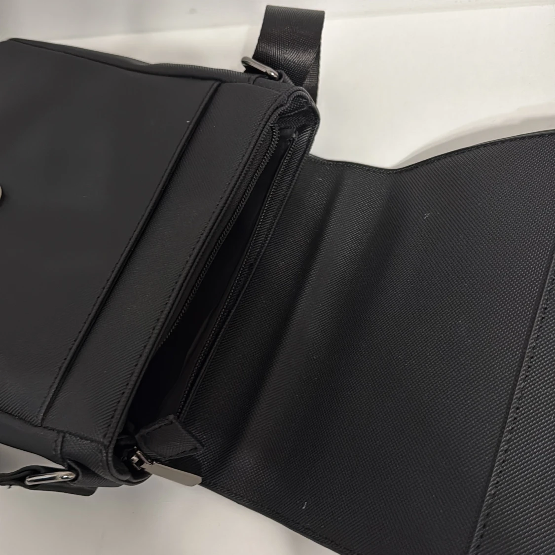 Svart axelväska från Lacoste - 2