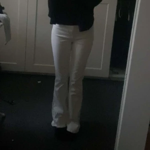 Vita Flare jeans, M - Snygga vita jeans med utsvängda ben. Byxorna har medelhög. Dom har inga skador. storlek M 