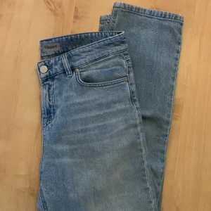 Ljusblå  jeans från Filippa K - ljusblå jeans från Filippa K med låg midja och vida ben storlek S ❣️