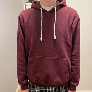 Pier one hoodie - Säljer denna vinröda pier one hoodie. Varm och snygg nu till vintern. Vid frågor är det bara att fråga. Storlek L