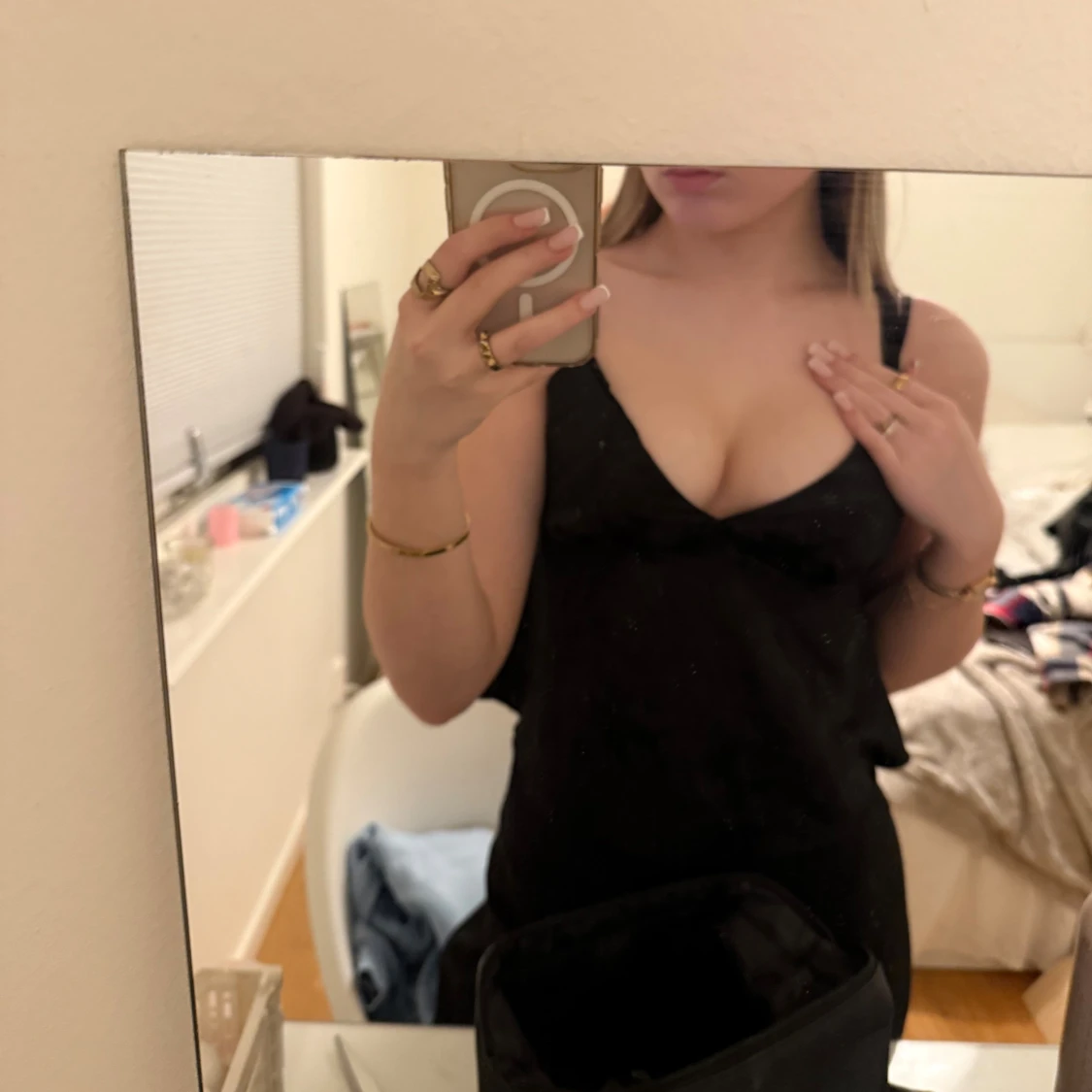 Svart topp  med svarta blommor