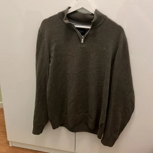 Grön half zip tröja från Bondelid - Snygg grön tröja från Bondelid med half zip-dragkedja. Tröjan är i bomull och passar bra till gråa jeans. Använd ett flertal gånger men i bra skick. Skriv för fler frågor
