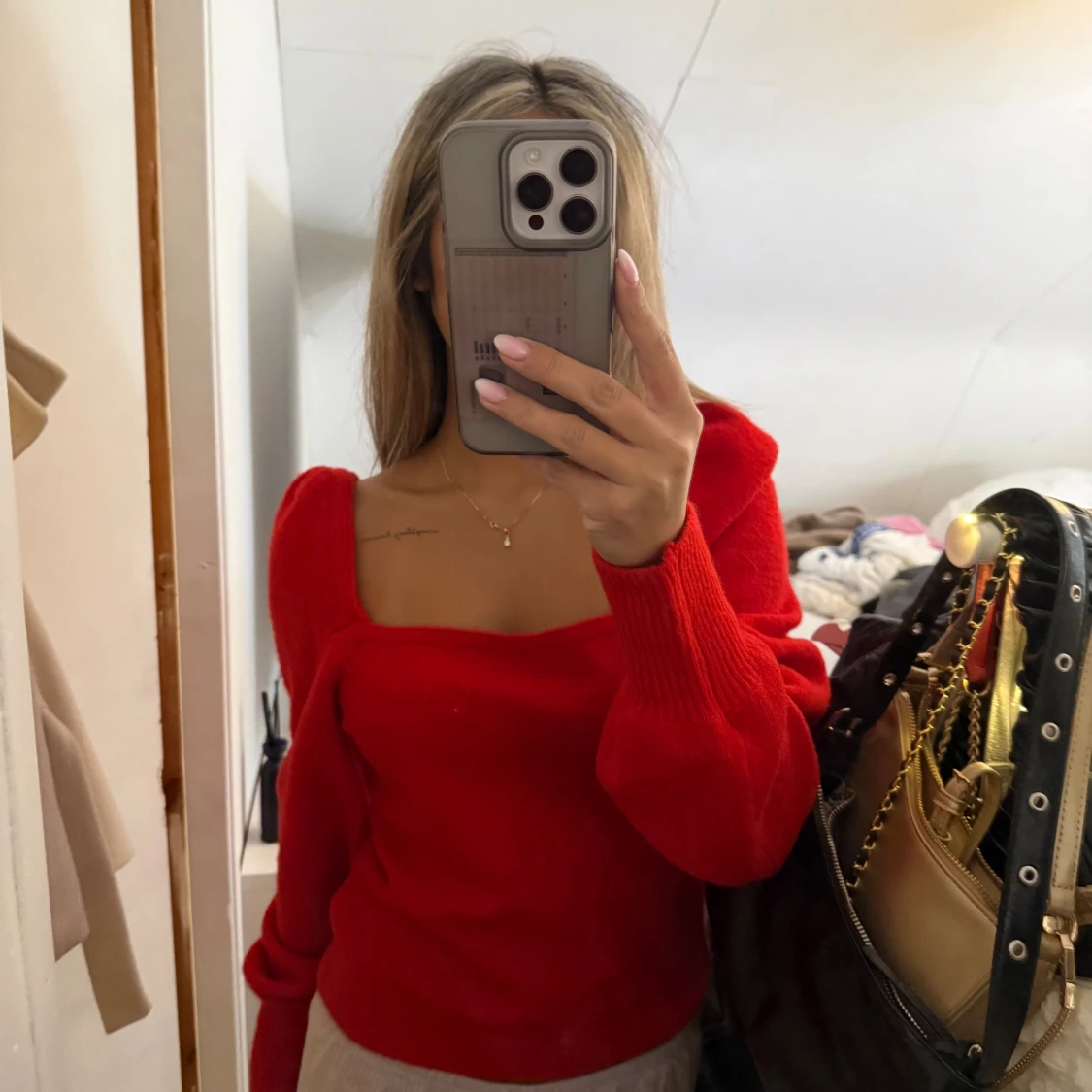 Röd stickad tröja med puffärm - 1