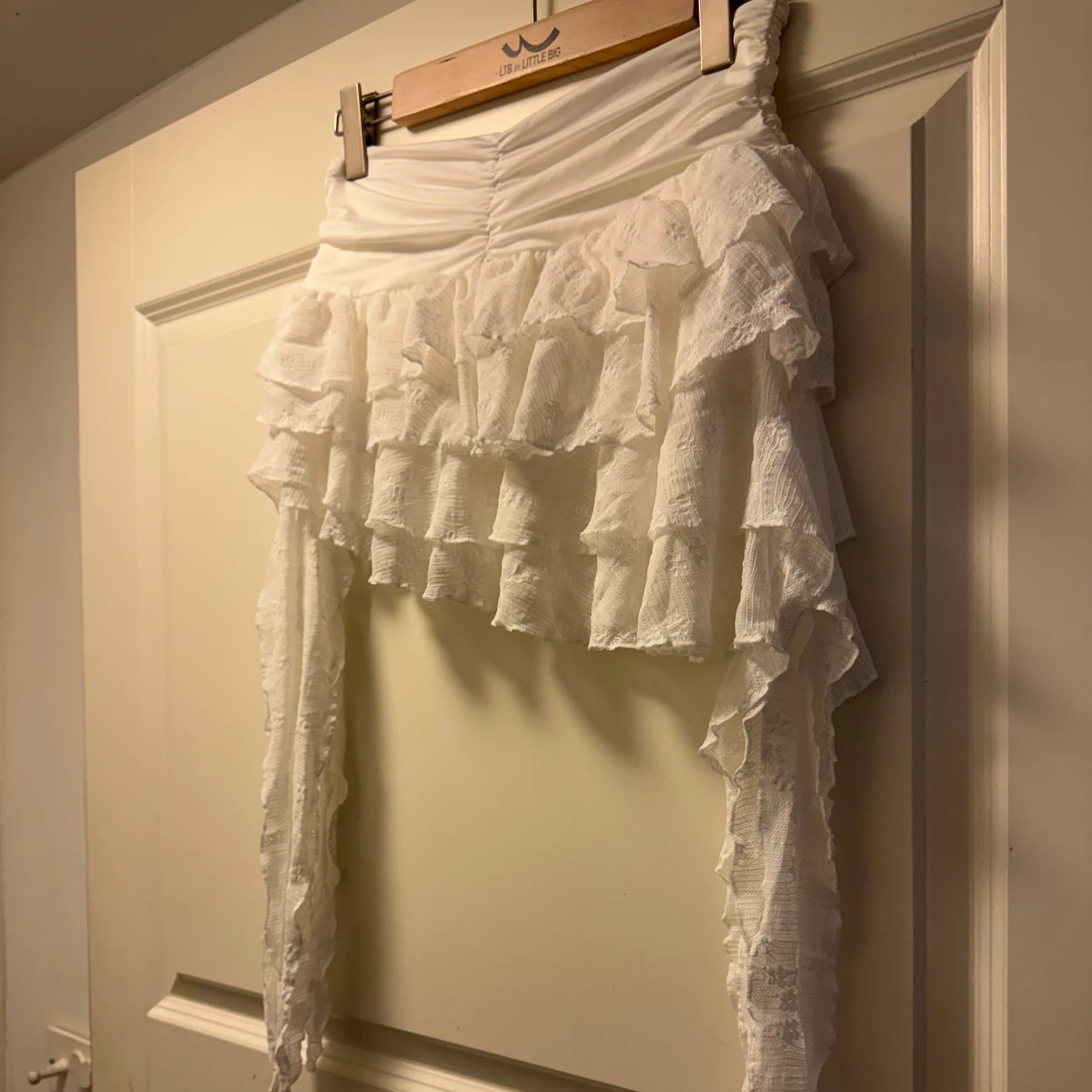 Vit asymmetrisk volangkjol med rosett S - 3