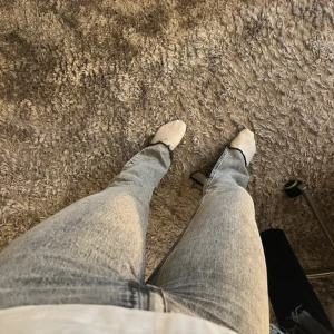 Grå bootcut jeans med hög midja - Snygga grå jeans med bootcut passform och hög midja🫶🏼