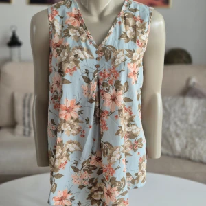 Emery Rose, linne, storlek XL - Nytt och oanvänt linne från Emery Rose. Stl XL motsvarar inte stl 48 i min värld. Blocket är helt fel ute. Lite kortare bak än fram. * Mått: - Armhåla till armhåla: ca 54 cm - Nacke till ryggslut: ca 65 cm - Nacke till magslut: ca 74 cm  Förstora bilderna då de ingår i beskrivningen.  Djur och rökfritt hem. Se gärna mina övriga annonser.  Vid avhämtning finns den i Sollentuna.