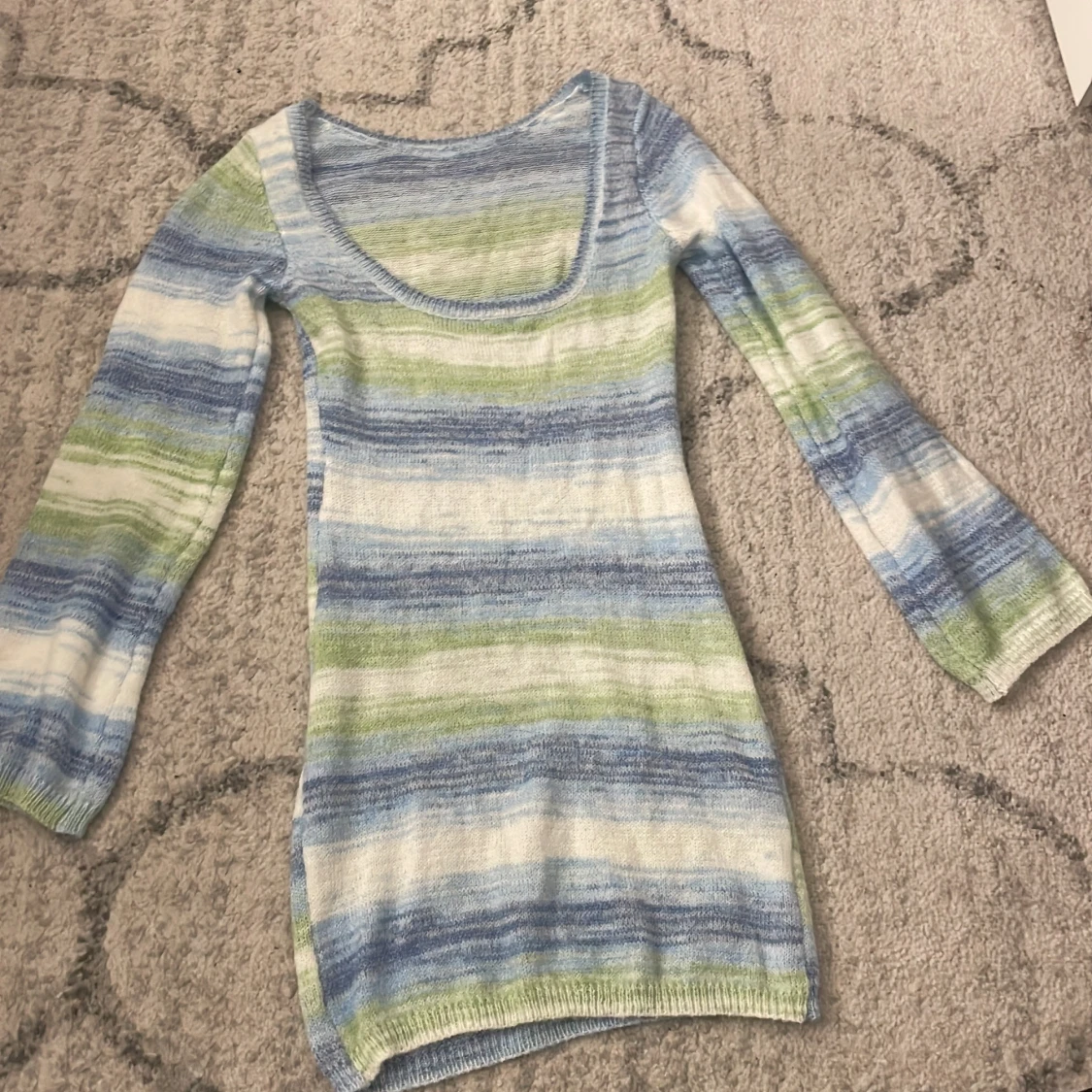 Randig stickad klänning i blått och grönt - 1