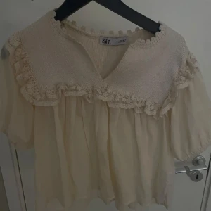 Jättesöt blus från Zara  - Jättefint skick! Är storlek M men passar med som en xs/s då jag är xs/s och denna sitter perfekt! Pris kan diskuteras 🤎