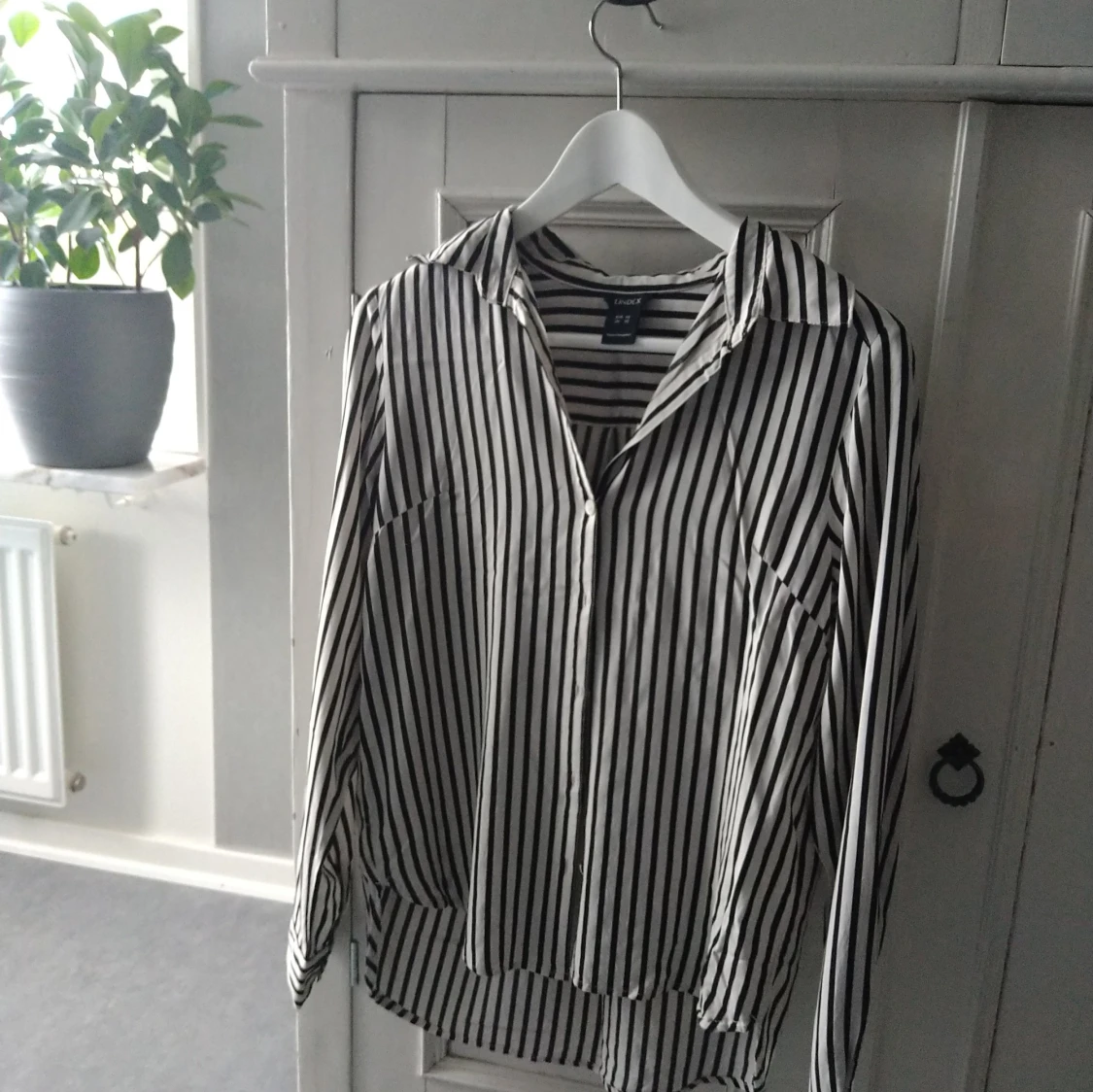Randig vit och svart skjorta från Lindex xs 34