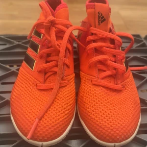 Adidas sport inneskor  - Använd några gånger 