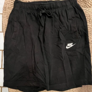 Svarta Nike shorts - Svarta shorts från Nike. Size S