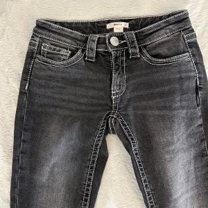 Bootcut jeans i mörkgrå Gina Tricot - ASSNYGGA jeans från Gina Young!!💞Köptes för mindre än en månad sen och aldrig använda. Sitter perfekt i längden (jag är 166) men för små i midjan. Prislappen försvinn när jag tvättade dem😔 Skriv till mig för fler bilder🥰