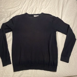 Mörkblå tröja från Kappahl - En enkel och stilren mörkblå tröja från Kappahl i storlek S. Tröjan har rund hals, långa ärmar och ribbade muddar vid ärmslut och nederkant. Jätte bra passform🌟🌟