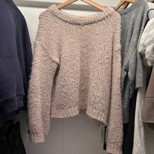 Ljusbeige stickad tröja  - Beige grov stickad tröja säljer pga kommer ej till användning, super mysig och mjuk!💞