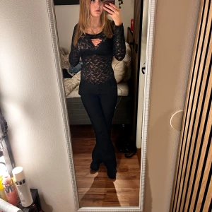 Svart spets body Intimissimi  - Snygg svart body i materialet spets från intimissimi, enbart testad men ej använd. Lappen har dock åkt av men annars helt ny. Köpt för 800kr på intimissimi i sommras men ej använd för gilla ej hur den sitter vid bröstkorgen. Super fin och hoppas nån annan han använda den mer än mig 💘💘