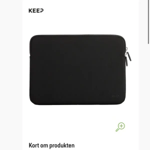 KEEP Laptop Sleeve - Stilren och slitstark laptop-sleeve från KEEP i svart. Mjukt fodrad insida för extra skydd mot repor och stötar. Utrustad med dubbel dragkedja. Produkten ser ut att vara i mycket gott skick utan synligt slitage eller defekter. Perfekt för att skydda din laptop vid transport.