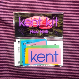 Kent kit mini  - Har skapat ett Kent Kit MINI med bara klistermärken! Lite mindre för lite mindre ;)  Förutom de stora svartvita klistermärkena så har alla klistermärken en ny design från originalkitet. Nya färger och andra lyrics!   Klistermärkena är utskrivna på klistermärkespapper som är som fotopapper. De tål därför varken slitage, vatten eller väder.   OBS! Vissa stickers är streaky men syns mest på nära håll. Särskilt blå+grön färg!   #kent #klistermärken #scrapbooking #pyssel #musik #stickers #album
