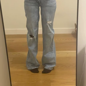 Midwaist jeans - Midwaist baggy jeans från H&M i storlek 32. Säljer för att de har blivit för små. Jag köpte de som högmidjade och gjorde ett försök i att sy dem lågmidjade. Det gick inte helt som planerar och de blev istället midwaist. Små i storlek💗