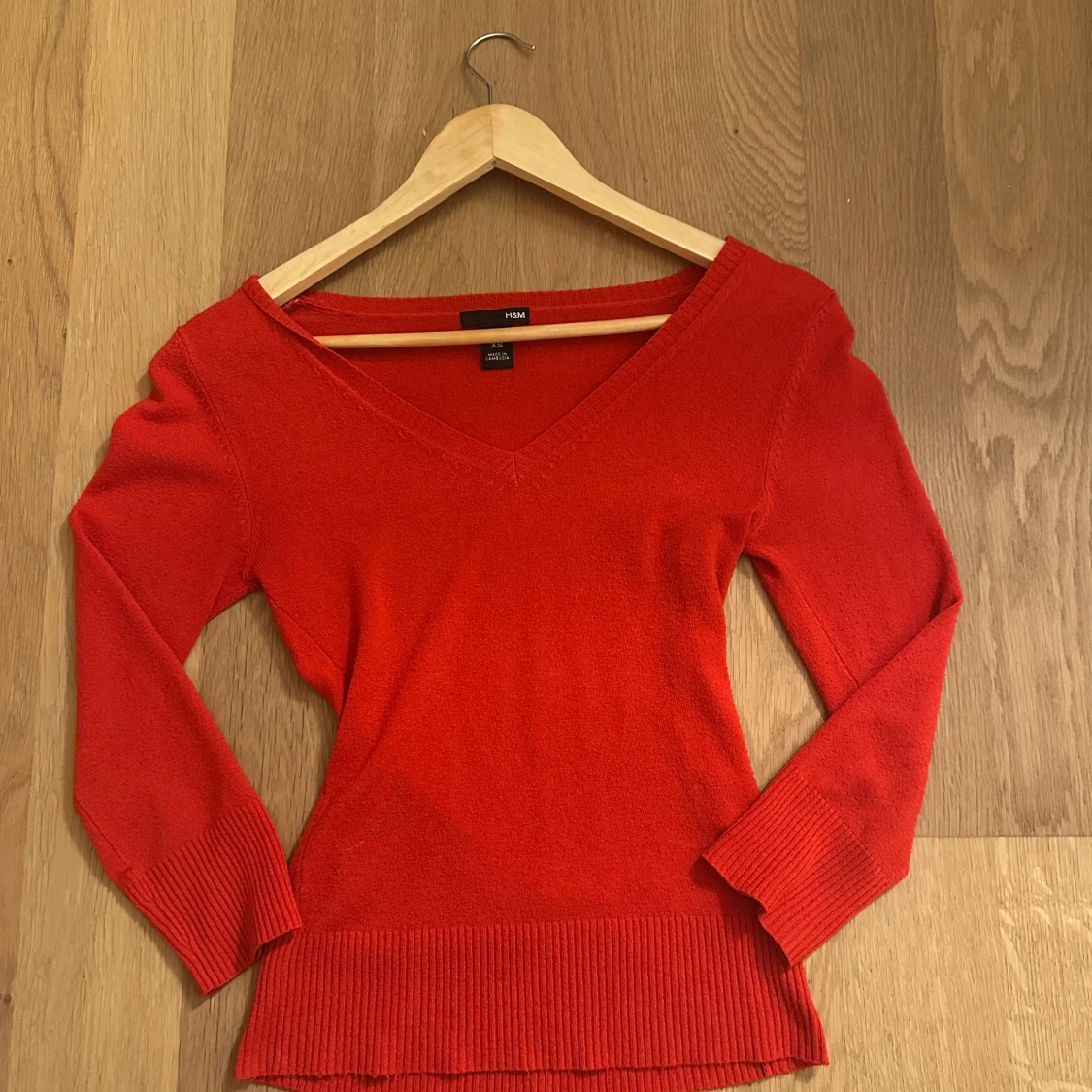 Röd v-ringad stickad tröja H&M XS