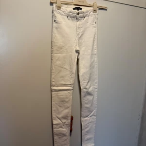 Vita skinny jeans från Gina Tricot - Vita jeans i storlek S, kommer inte ihåg vart jag köpt. 