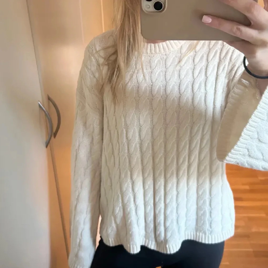 Vit kabelstickad tröja med rund hals