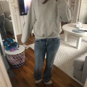 Perfekt ljusblå jeans från Perfect Jeans - Snygga ljusblå jeans från Gina tricot i klassisk straight fit. Jeansen har coola detaljer på bakfickorna med kontrastsömmar och normal passform. Materialet är mjukt jeans och midjan är midwaist. Perfekt för dig som gillar en enkel och stilren look.🤍