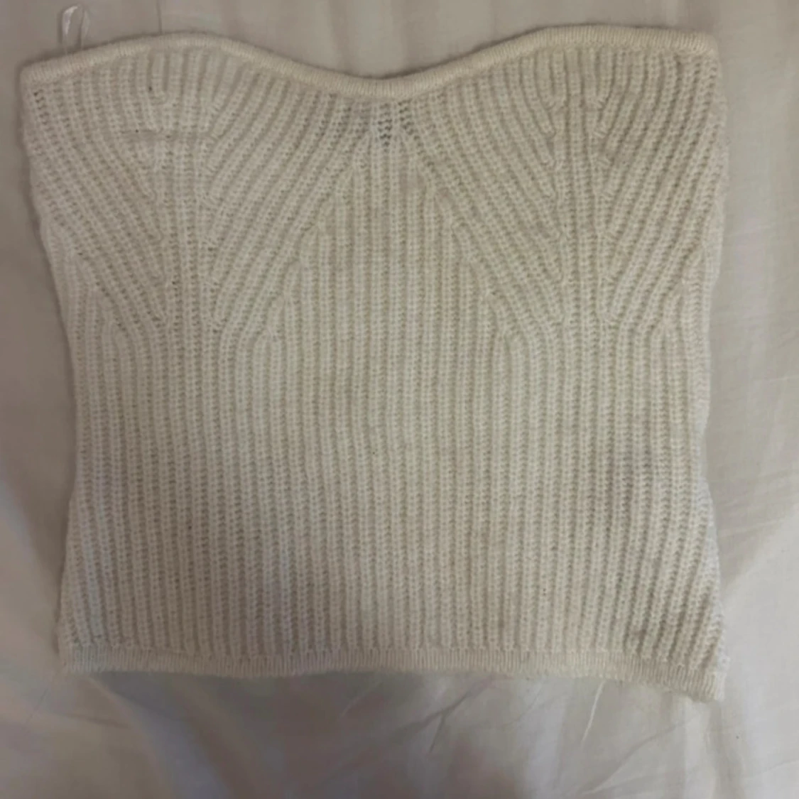 Vit stickad tubtopp från Gina Tricot