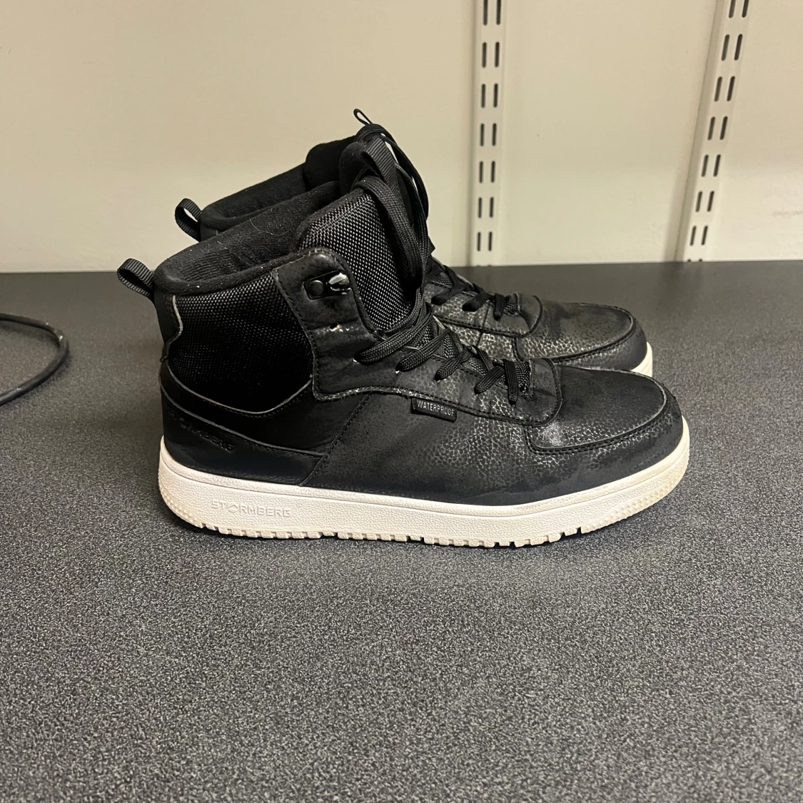 Svarta höga sneakers från Stormberg