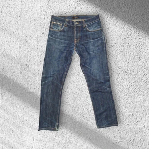 Nudie jeans grim tim dry selvage  - Nudie Jeans Grim Trim – Dry Selvedge 👖 Storlek W33 L32. Midja: Ca 42 cm, Gylf till ankel: Ca 73 cm, Helhetslängd: Ca 100cm Passar även w32 Slim/straight fit Nypris ca 2500 kr. Pris kan diskuteras vid snabb affär 💬 Hör av dig för fler bilder ✉️
