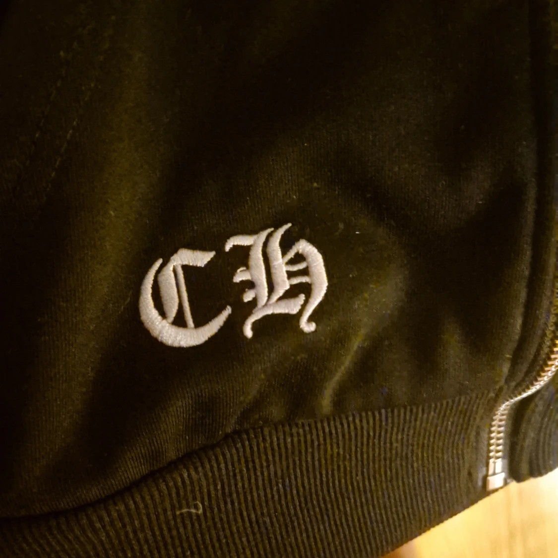 Svart Chrome Hearts hoodie med färgglada kors - 3