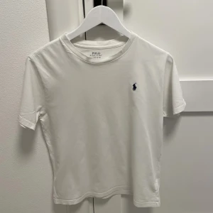 Vit Ralph Lauren t-shirt  - Hej, säljer nu min vita Ralph Lauren t shirt. Väldigt bra skick. Cond 9/10.  Storlek 160. Nypris 545.  Hör av er vid frågor! 
