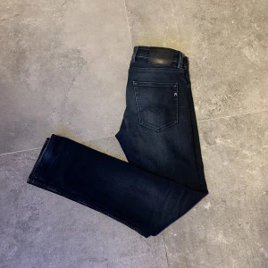 Replay Grover jeans straight fit - Snygga mörkblå Replay Grover jeans, i fint skick för ett bra pris, har ni frågor är det bara att höra av sig !