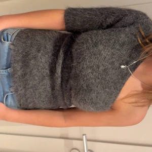 Grå stickad oneshoulder topp - alpacka material, endast testad. 