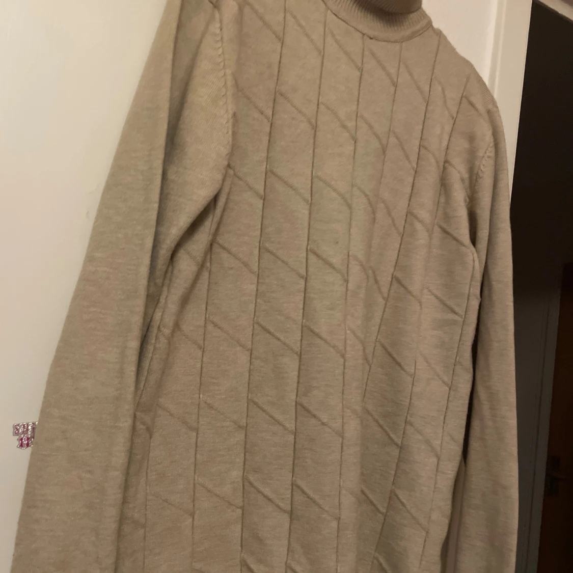 Beige polotröja med mönster - 2