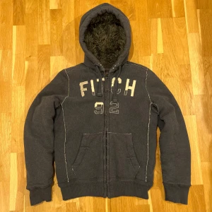 Abercrombie & Fitch Wolf Jaw Jacket - Säljer denna sjukt snygga och eftertraktade A&F wolf jaw jacka. Pälsen och skicket överlag är perfekt utan några defekter alls. Riktigt varm och fungerar perfekt för höst/vintersäsongen. Hör gärna av er vid ytterligare frågor!