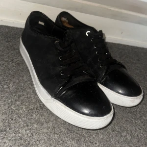 Lanvin  - [Storlek 44/uk10] [skick 7/10, sönder i hälen inget som syns vid användning] [Fruktansvärt omhändertagna, då det är en dyr sko] Hör gärna av dig vid frågor eller funderingar!👊 Kan ta emot byten! Billigare vid snabb affär!🙌
