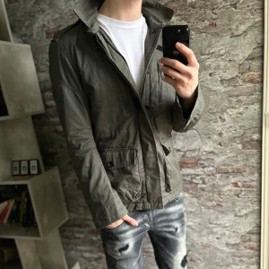 Zadig & Voltaire jacka - Bra skick, litet märke på ryggen och lite allmänt använd(skrynklig osv). Storlek M passar dig som är mellan 178-185cm ungefär. Nypris ca 4000kr. Modellen är 185 cm, 79 kg. Passar bra nu till vintern. Skriv för mer information!🤝