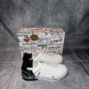 Dolce gabbana skor - Säljer nu dessa väldigt feta dolce gabbana skorna, väldigt bra skick och fått en rengöring, inga skador! Skick 9,5/10! PRIS - 2500